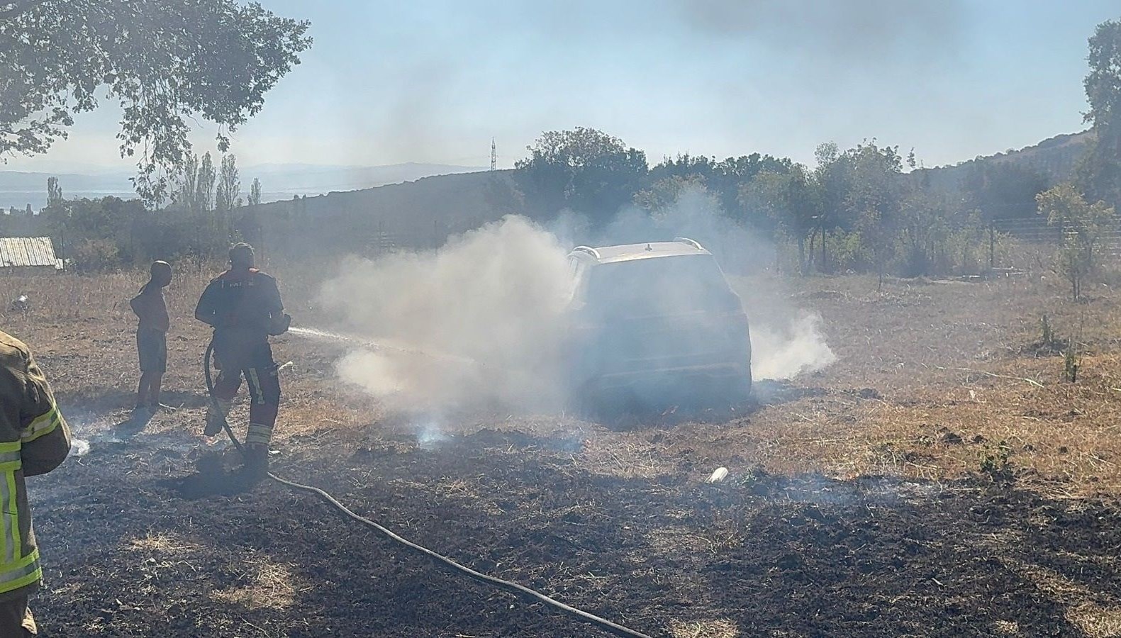 aniz yangini zeytin agaclari ile bir otomobile zarar verdi Ot9dVpkh