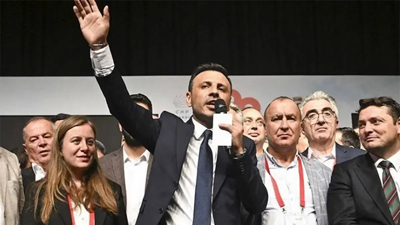 chp istanbul il kongresi mahkemenin durdurma talebine karsin yapiliyor ozgur celik kursude bir tarafta kayyimlar var bir tarafta delegelerin iradesiyle secilmisler var iFE4EJr1