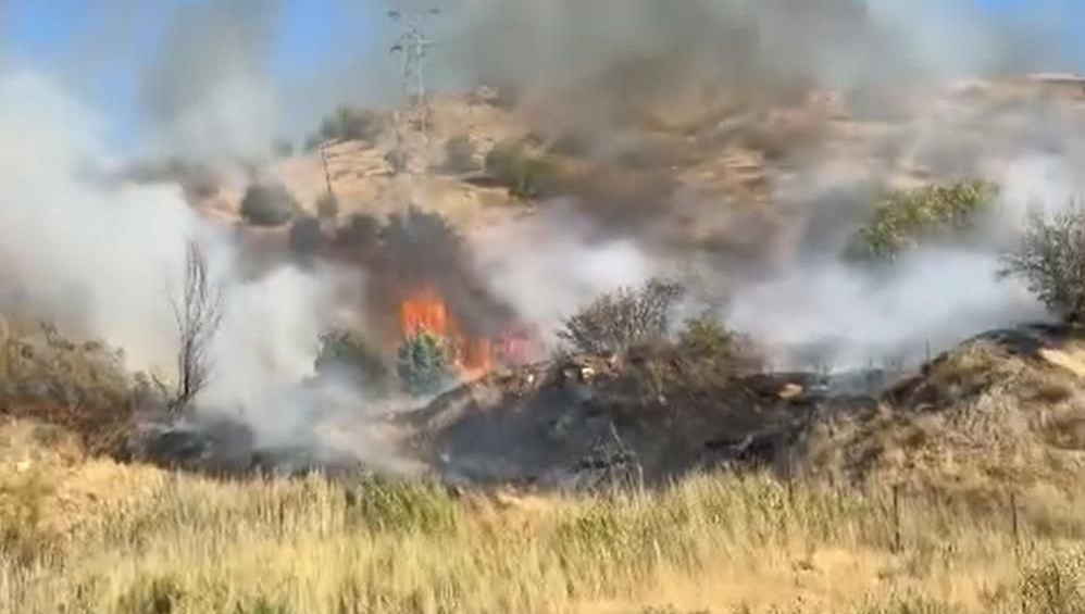 hakkaride aniz yangini alevler ruzgarin etkisiyle yayildi ZFkpEZAB