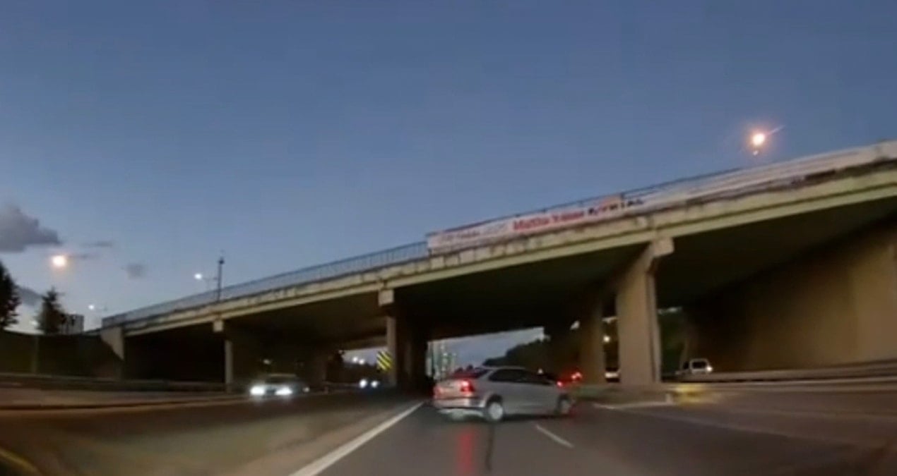 onundeki surucuyu taciz etti onunu kesti kaza yaptirip yoluna devam etti YlJzjDyZ