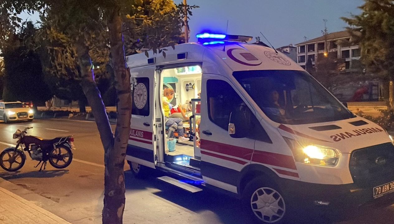 otomobil carptigi motosikleti 70 metre surukledi surucu kacti v65Zugve