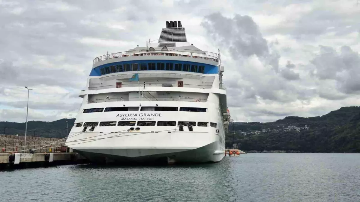 astoria grande gemisi amasra limaninda bakimda iOC3RF9W.jpg