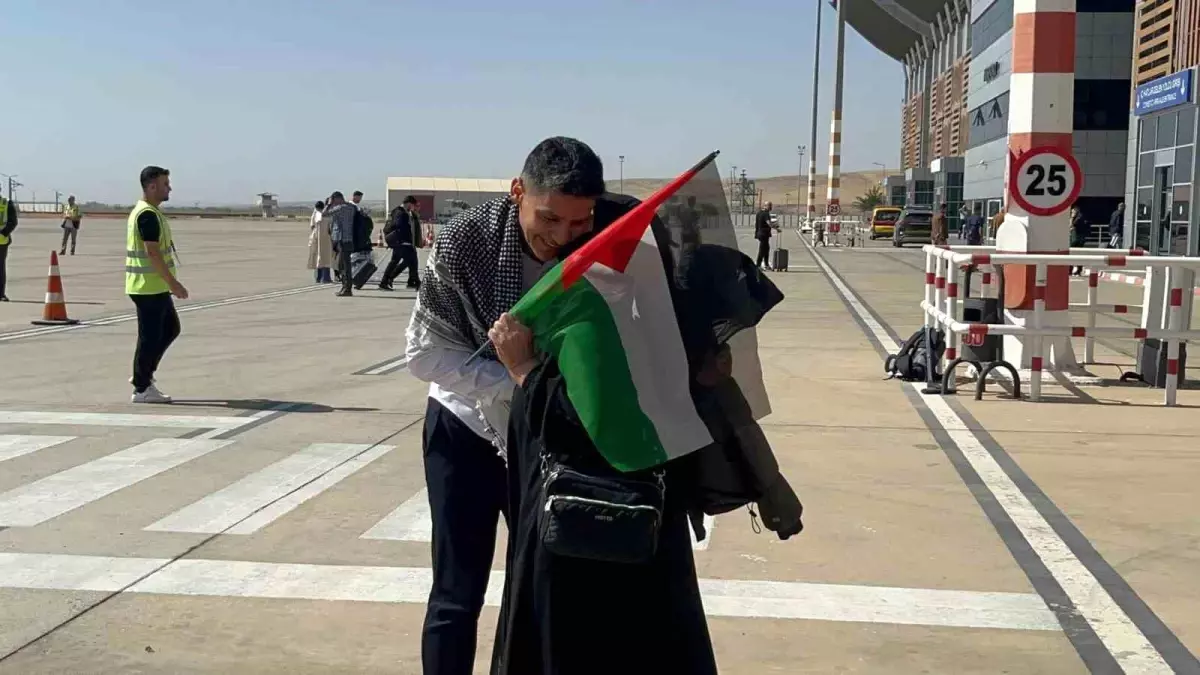 batmanli doktor yalcin israilden kurtarilarak coskuyla karsilandi fxmkU1Ov