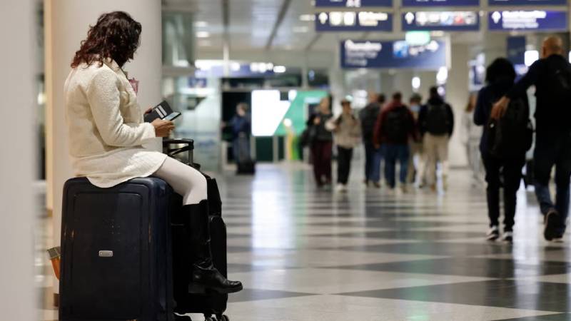 drone goruldu yine kaos cikti munih havalimaninda onlarca ucus iptal edildi 6 binden fazla yolcu mahsur kaldi CGE8aCby