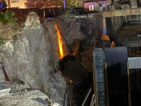 Gaziantepte kaza sonrasi savrulan arac insaat cukuruna uctu 2si agir 3 yarali YOX2xTWQ