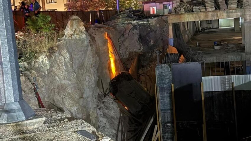 Gaziantepte kaza sonrasi savrulan arac insaat cukuruna uctu 2si agir 3 yarali YOX2xTWQ